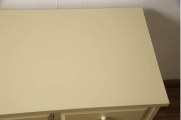 2段重ね箪笥を2つのチェストにリメイク!上段開き戸内は、左側は引き出し、右側は棚仕様に加工。下段は天板を取り付け、幅を小さくリサイズ。1段目の引き出しを横並び2杯に加工。いずれもモカベージュにペイント仕上げ。