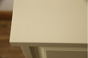 2段重ね箪笥を2つのチェストにリメイク!上段開き戸内は、左側は引き出し、右側は棚仕様に加工。下段は天板を取り付け、幅を小さくリサイズ。1段目の引き出しを横並び2杯に加工。いずれもモカベージュにペイント仕上げ。