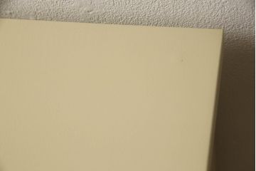 2段重ね箪笥を2つのチェストにリメイク!上段開き戸内は、左側は引き出し、右側は棚仕様に加工。下段は天板を取り付け、幅を小さくリサイズ。1段目の引き出しを横並び2杯に加工。いずれもモカベージュにペイント仕上げ。