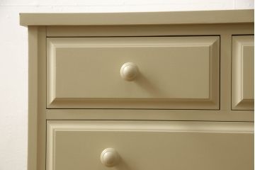 2段重ね箪笥を2つのチェストにリメイク!上段開き戸内は、左側は引き出し、右側は棚仕様に加工。下段は天板を取り付け、幅を小さくリサイズ。1段目の引き出しを横並び2杯に加工。いずれもモカベージュにペイント仕上げ。