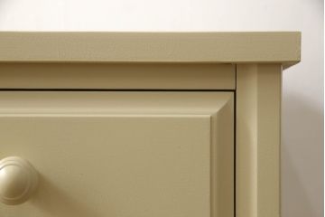 2段重ね箪笥を2つのチェストにリメイク!上段開き戸内は、左側は引き出し、右側は棚仕様に加工。下段は天板を取り付け、幅を小さくリサイズ。1段目の引き出しを横並び2杯に加工。いずれもモカベージュにペイント仕上げ。