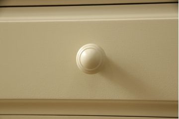 2段重ね箪笥を2つのチェストにリメイク!上段開き戸内は、左側は引き出し、右側は棚仕様に加工。下段は天板を取り付け、幅を小さくリサイズ。1段目の引き出しを横並び2杯に加工。いずれもモカベージュにペイント仕上げ。