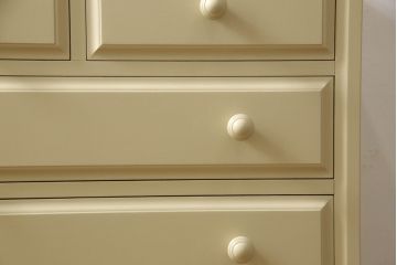 2段重ね箪笥を2つのチェストにリメイク!上段開き戸内は、左側は引き出し、右側は棚仕様に加工。下段は天板を取り付け、幅を小さくリサイズ。1段目の引き出しを横並び2杯に加工。いずれもモカベージュにペイント仕上げ。