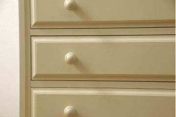 2段重ね箪笥を2つのチェストにリメイク!上段開き戸内は、左側は引き出し、右側は棚仕様に加工。下段は天板を取り付け、幅を小さくリサイズ。1段目の引き出しを横並び2杯に加工。いずれもモカベージュにペイント仕上げ。