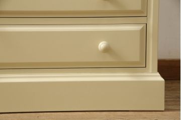 2段重ね箪笥を2つのチェストにリメイク!上段開き戸内は、左側は引き出し、右側は棚仕様に加工。下段は天板を取り付け、幅を小さくリサイズ。1段目の引き出しを横並び2杯に加工。いずれもモカベージュにペイント仕上げ。