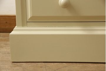 2段重ね箪笥を2つのチェストにリメイク!上段開き戸内は、左側は引き出し、右側は棚仕様に加工。下段は天板を取り付け、幅を小さくリサイズ。1段目の引き出しを横並び2杯に加工。いずれもモカベージュにペイント仕上げ。