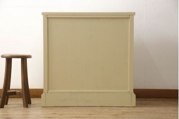 2段重ね箪笥を2つのチェストにリメイク!上段開き戸内は、左側は引き出し、右側は棚仕様に加工。下段は天板を取り付け、幅を小さくリサイズ。1段目の引き出しを横並び2杯に加工。いずれもモカベージュにペイント仕上げ。