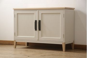 2段重ね桐箪笥をリビングボードとチェストにリメイク!上段は中央の仕切りと棚板を製作。取っ手を付け替え、本体をアンティークホワイトにペイント。下段は下2杯分をカットし、自然な木地色仕上げに。いずれも天板と脚を取り付け。