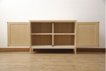 2段重ね桐箪笥をリビングボードとチェストにリメイク!上段は中央の仕切りと棚板を製作。取っ手を付け替え、本体をアンティークホワイトにペイント。下段は下2杯分をカットし、自然な木地色仕上げに。いずれも天板と脚を取り付け。