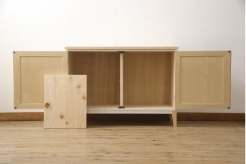 2段重ね桐箪笥をリビングボードとチェストにリメイク!上段は中央の仕切りと棚板を製作。取っ手を付け替え、本体をアンティークホワイトにペイント。下段は下2杯分をカットし、自然な木地色仕上げに。いずれも天板と脚を取り付け。