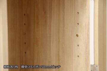 2段重ね桐箪笥をリビングボードとチェストにリメイク!上段は中央の仕切りと棚板を製作。取っ手を付け替え、本体をアンティークホワイトにペイント。下段は下2杯分をカットし、自然な木地色仕上げに。いずれも天板と脚を取り付け。