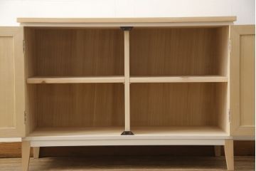 2段重ね桐箪笥をリビングボードとチェストにリメイク!上段は中央の仕切りと棚板を製作。取っ手を付け替え、本体をアンティークホワイトにペイント。下段は下2杯分をカットし、自然な木地色仕上げに。いずれも天板と脚を取り付け。