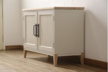 2段重ね桐箪笥をリビングボードとチェストにリメイク!上段は中央の仕切りと棚板を製作。取っ手を付け替え、本体をアンティークホワイトにペイント。下段は下2杯分をカットし、自然な木地色仕上げに。いずれも天板と脚を取り付け。