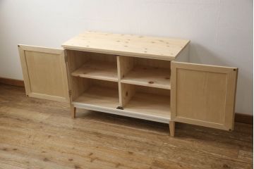 2段重ね桐箪笥をリビングボードとチェストにリメイク!上段は中央の仕切りと棚板を製作。取っ手を付け替え、本体をアンティークホワイトにペイント。下段は下2杯分をカットし、自然な木地色仕上げに。いずれも天板と脚を取り付け。