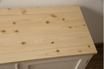 2段重ね桐箪笥をリビングボードとチェストにリメイク!上段は中央の仕切りと棚板を製作。取っ手を付け替え、本体をアンティークホワイトにペイント。下段は下2杯分をカットし、自然な木地色仕上げに。いずれも天板と脚を取り付け。