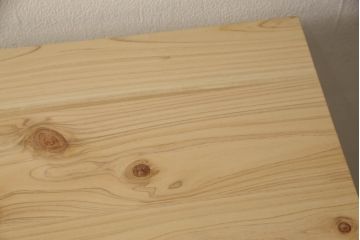 2段重ね桐箪笥をリビングボードとチェストにリメイク!上段は中央の仕切りと棚板を製作。取っ手を付け替え、本体をアンティークホワイトにペイント。下段は下2杯分をカットし、自然な木地色仕上げに。いずれも天板と脚を取り付け。