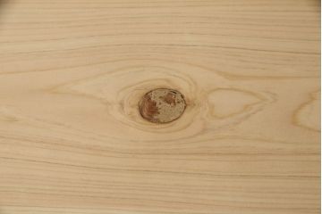 2段重ね桐箪笥をリビングボードとチェストにリメイク!上段は中央の仕切りと棚板を製作。取っ手を付け替え、本体をアンティークホワイトにペイント。下段は下2杯分をカットし、自然な木地色仕上げに。いずれも天板と脚を取り付け。