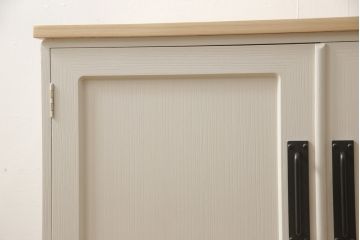 2段重ね桐箪笥をリビングボードとチェストにリメイク!上段は中央の仕切りと棚板を製作。取っ手を付け替え、本体をアンティークホワイトにペイント。下段は下2杯分をカットし、自然な木地色仕上げに。いずれも天板と脚を取り付け。