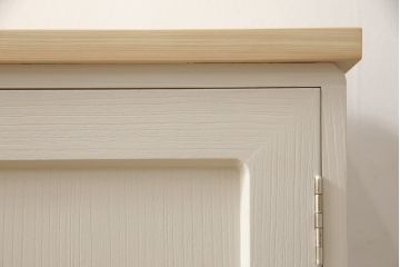 2段重ね桐箪笥をリビングボードとチェストにリメイク!上段は中央の仕切りと棚板を製作。取っ手を付け替え、本体をアンティークホワイトにペイント。下段は下2杯分をカットし、自然な木地色仕上げに。いずれも天板と脚を取り付け。