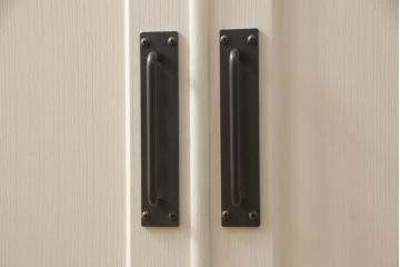 2段重ね桐箪笥をリビングボードとチェストにリメイク!上段は中央の仕切りと棚板を製作。取っ手を付け替え、本体をアンティークホワイトにペイント。下段は下2杯分をカットし、自然な木地色仕上げに。いずれも天板と脚を取り付け。