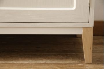 2段重ね桐箪笥をリビングボードとチェストにリメイク!上段は中央の仕切りと棚板を製作。取っ手を付け替え、本体をアンティークホワイトにペイント。下段は下2杯分をカットし、自然な木地色仕上げに。いずれも天板と脚を取り付け。