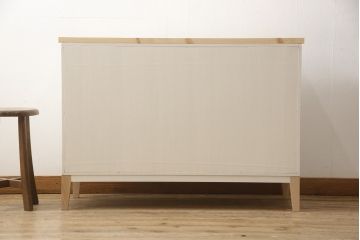 2段重ね桐箪笥をリビングボードとチェストにリメイク!上段は中央の仕切りと棚板を製作。取っ手を付け替え、本体をアンティークホワイトにペイント。下段は下2杯分をカットし、自然な木地色仕上げに。いずれも天板と脚を取り付け。