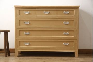 2段重ね桐箪笥をリビングボードとチェストにリメイク!上段は中央の仕切りと棚板を製作。取っ手を付け替え、本体をアンティークホワイトにペイント。下段は下2杯分をカットし、自然な木地色仕上げに。いずれも天板と脚を取り付け。