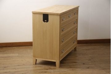 2段重ね桐箪笥をリビングボードとチェストにリメイク!上段は中央の仕切りと棚板を製作。取っ手を付け替え、本体をアンティークホワイトにペイント。下段は下2杯分をカットし、自然な木地色仕上げに。いずれも天板と脚を取り付け。