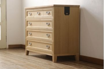 2段重ね桐箪笥をリビングボードとチェストにリメイク!上段は中央の仕切りと棚板を製作。取っ手を付け替え、本体をアンティークホワイトにペイント。下段は下2杯分をカットし、自然な木地色仕上げに。いずれも天板と脚を取り付け。