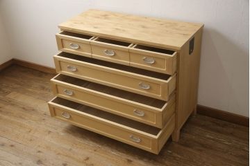 2段重ね桐箪笥をリビングボードとチェストにリメイク!上段は中央の仕切りと棚板を製作。取っ手を付け替え、本体をアンティークホワイトにペイント。下段は下2杯分をカットし、自然な木地色仕上げに。いずれも天板と脚を取り付け。