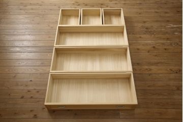 2段重ね桐箪笥をリビングボードとチェストにリメイク!上段は中央の仕切りと棚板を製作。取っ手を付け替え、本体をアンティークホワイトにペイント。下段は下2杯分をカットし、自然な木地色仕上げに。いずれも天板と脚を取り付け。