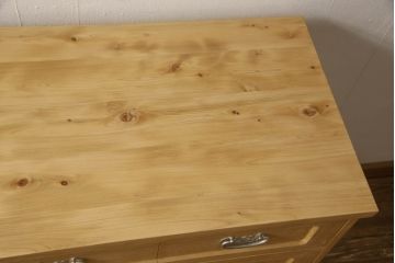 2段重ね桐箪笥をリビングボードとチェストにリメイク!上段は中央の仕切りと棚板を製作。取っ手を付け替え、本体をアンティークホワイトにペイント。下段は下2杯分をカットし、自然な木地色仕上げに。いずれも天板と脚を取り付け。