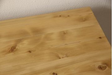 2段重ね桐箪笥をリビングボードとチェストにリメイク!上段は中央の仕切りと棚板を製作。取っ手を付け替え、本体をアンティークホワイトにペイント。下段は下2杯分をカットし、自然な木地色仕上げに。いずれも天板と脚を取り付け。