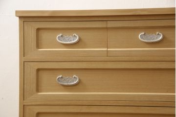 2段重ね桐箪笥をリビングボードとチェストにリメイク!上段は中央の仕切りと棚板を製作。取っ手を付け替え、本体をアンティークホワイトにペイント。下段は下2杯分をカットし、自然な木地色仕上げに。いずれも天板と脚を取り付け。