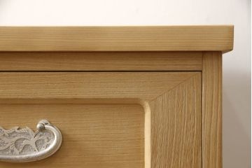 2段重ね桐箪笥をリビングボードとチェストにリメイク!上段は中央の仕切りと棚板を製作。取っ手を付け替え、本体をアンティークホワイトにペイント。下段は下2杯分をカットし、自然な木地色仕上げに。いずれも天板と脚を取り付け。