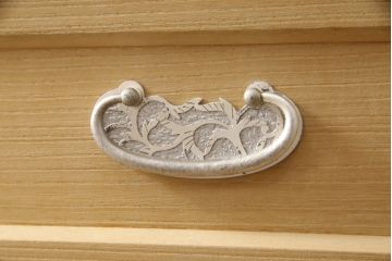 2段重ね桐箪笥をリビングボードとチェストにリメイク!上段は中央の仕切りと棚板を製作。取っ手を付け替え、本体をアンティークホワイトにペイント。下段は下2杯分をカットし、自然な木地色仕上げに。いずれも天板と脚を取り付け。