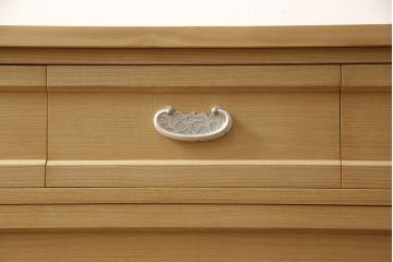 2段重ね桐箪笥をリビングボードとチェストにリメイク!上段は中央の仕切りと棚板を製作。取っ手を付け替え、本体をアンティークホワイトにペイント。下段は下2杯分をカットし、自然な木地色仕上げに。いずれも天板と脚を取り付け。