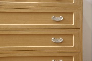 2段重ね桐箪笥をリビングボードとチェストにリメイク!上段は中央の仕切りと棚板を製作。取っ手を付け替え、本体をアンティークホワイトにペイント。下段は下2杯分をカットし、自然な木地色仕上げに。いずれも天板と脚を取り付け。