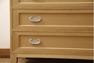 2段重ね桐箪笥をリビングボードとチェストにリメイク!上段は中央の仕切りと棚板を製作。取っ手を付け替え、本体をアンティークホワイトにペイント。下段は下2杯分をカットし、自然な木地色仕上げに。いずれも天板と脚を取り付け。