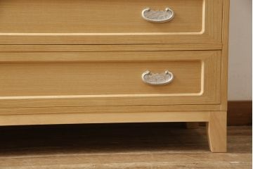 2段重ね桐箪笥をリビングボードとチェストにリメイク!上段は中央の仕切りと棚板を製作。取っ手を付け替え、本体をアンティークホワイトにペイント。下段は下2杯分をカットし、自然な木地色仕上げに。いずれも天板と脚を取り付け。