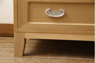 2段重ね桐箪笥をリビングボードとチェストにリメイク!上段は中央の仕切りと棚板を製作。取っ手を付け替え、本体をアンティークホワイトにペイント。下段は下2杯分をカットし、自然な木地色仕上げに。いずれも天板と脚を取り付け。