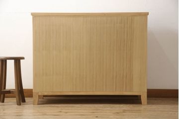 2段重ね桐箪笥をリビングボードとチェストにリメイク!上段は中央の仕切りと棚板を製作。取っ手を付け替え、本体をアンティークホワイトにペイント。下段は下2杯分をカットし、自然な木地色仕上げに。いずれも天板と脚を取り付け。