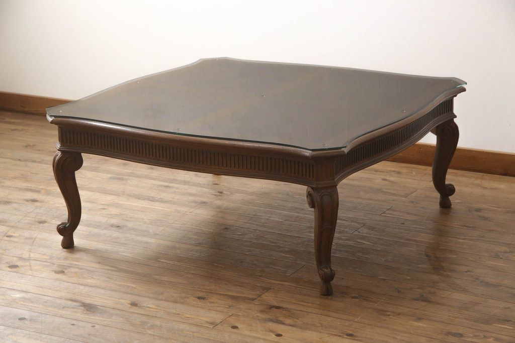 テーブルを綺麗に再生!高品質リペアを施し、天板のみ剥離し再塗装。他のキズ部分は色を入れて馴染ませて仕上げ。新たにガラス天板を追加。