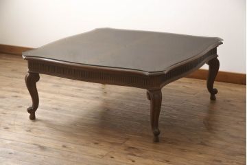 テーブルを綺麗に再生!高品質リペアを施し、天板のみ剥離し再塗装。他のキズ部分は色を入れて馴染ませて仕上げ。新たにガラス天板を追加。