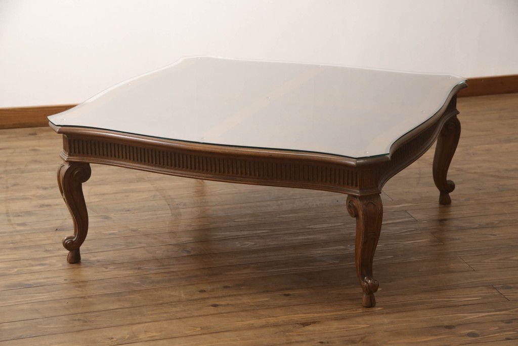 テーブルを綺麗に再生!高品質リペアを施し、天板のみ剥離し再塗装。他のキズ部分は色を入れて馴染ませて仕上げ。新たにガラス天板を追加。