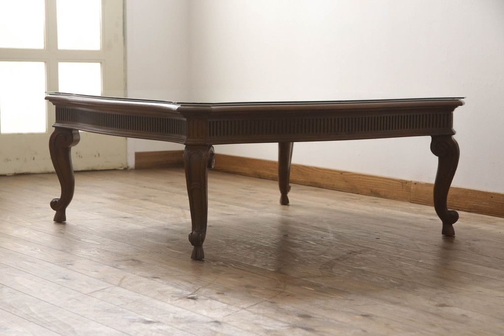 テーブルを綺麗に再生!高品質リペアを施し、天板のみ剥離し再塗装。他のキズ部分は色を入れて馴染ませて仕上げ。新たにガラス天板を追加。