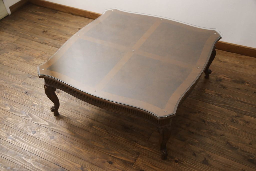 テーブルを綺麗に再生!高品質リペアを施し、天板のみ剥離し再塗装。他のキズ部分は色を入れて馴染ませて仕上げ。新たにガラス天板を追加。