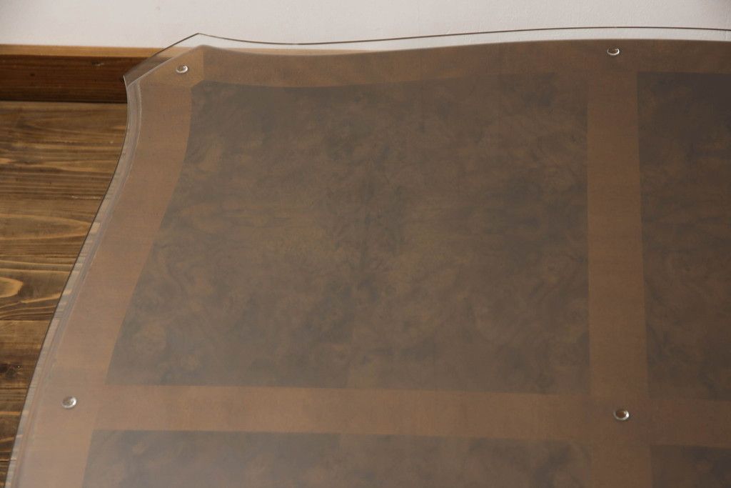 テーブルを綺麗に再生!高品質リペアを施し、天板のみ剥離し再塗装。他のキズ部分は色を入れて馴染ませて仕上げ。新たにガラス天板を追加。