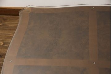 テーブルを綺麗に再生!高品質リペアを施し、天板のみ剥離し再塗装。他のキズ部分は色を入れて馴染ませて仕上げ。新たにガラス天板を追加。