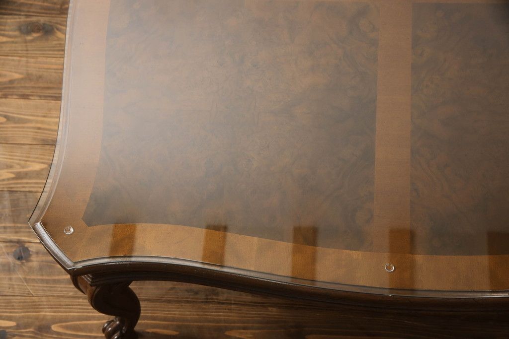 テーブルを綺麗に再生!高品質リペアを施し、天板のみ剥離し再塗装。他のキズ部分は色を入れて馴染ませて仕上げ。新たにガラス天板を追加。